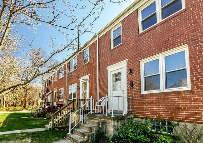 Primary Photo - Charming 3-Bedroom Brick Townhome in Parkv...