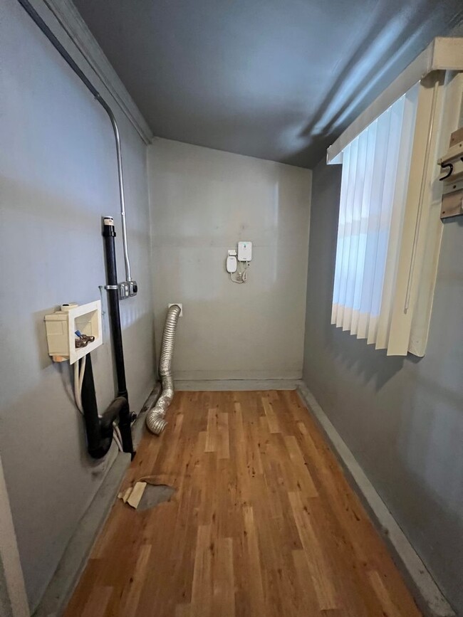 Building Photo - Cute Two Bedroom One Bathroom Single Famil...