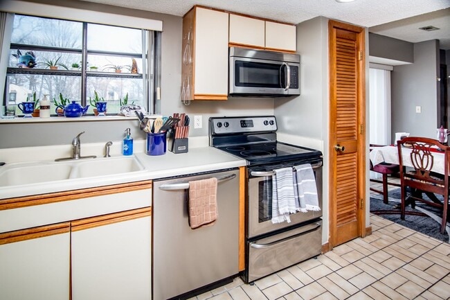 Building Photo - 2 Bed & 2 Bath Condo