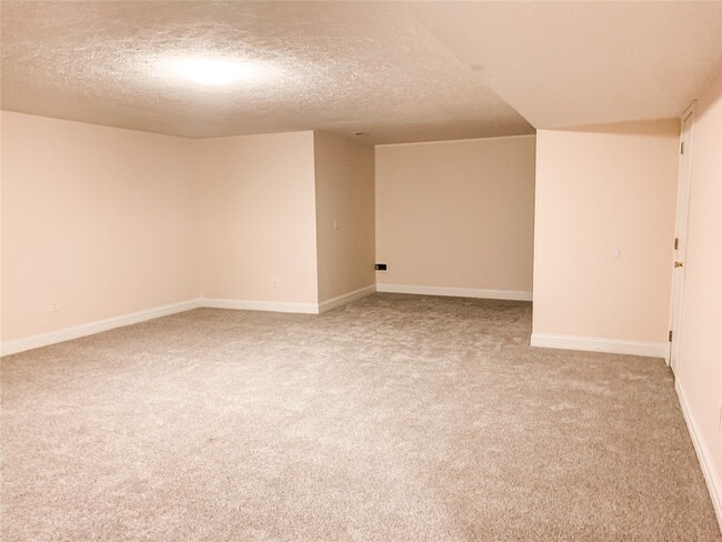 Building Photo - 545 Genrose Dr