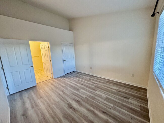 Building Photo - SW Littleton Top Floor Condo with Mountain Views!