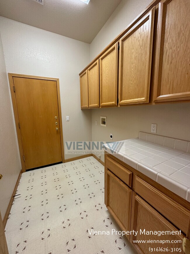 Building Photo - Gorgeous Lincoln Home in Great Neighborhood!