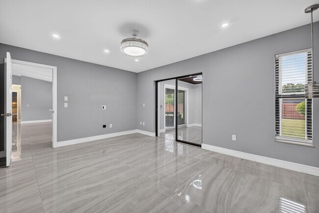 Building Photo - 825 SE Starflower Ave