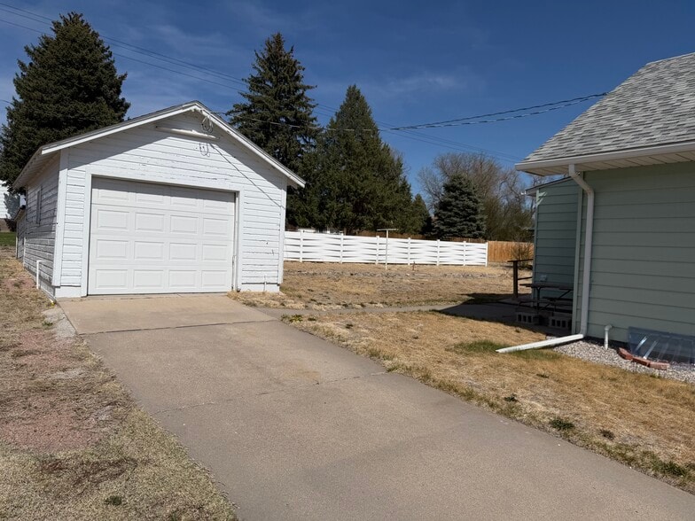 Building Photo - 320 Bates Blvd