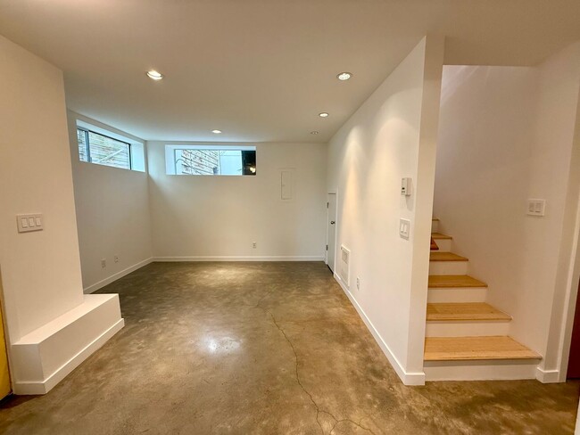 Building Photo - Beacon Hill Townhome