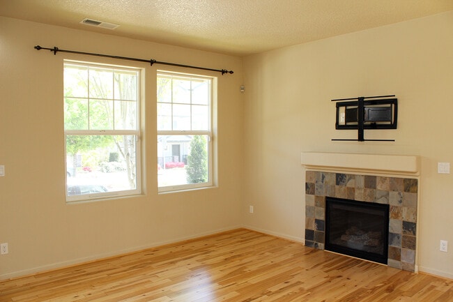 Building Photo - 321 NE Edgeway Drive