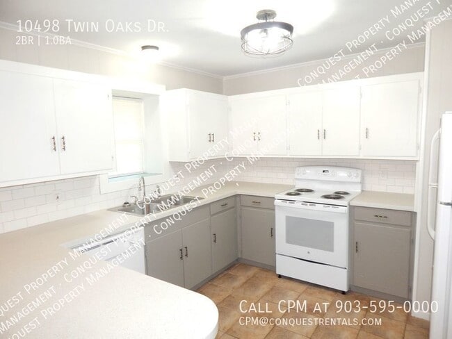 Building Photo - 10498 Twin Oaks Dr