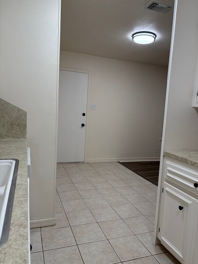 Building Photo - 5234 E Woodhaven Dr