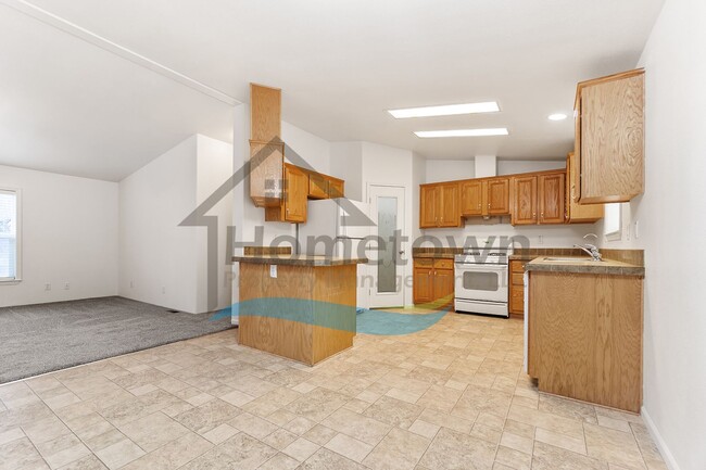 Building Photo - 3 Bedroom 2 Bathroom Home with Off-Street ...