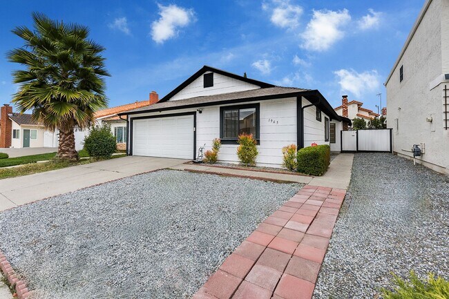 Building Photo - Just Renovated: Stunning 3-Bedroom, 2-Bath...