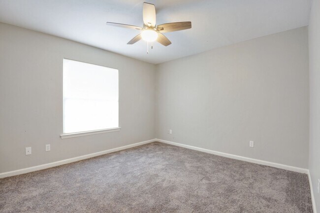 Building Photo - 3BR/3BA townhome with new painting and sta...