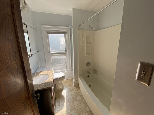 Building Photo - 8 br, 3 bath House - 503 E Ann St 503 East...