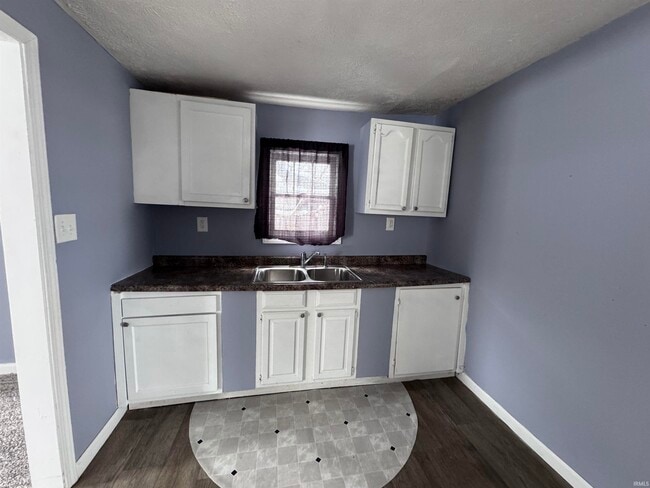 Building Photo - 1613 W 15th St