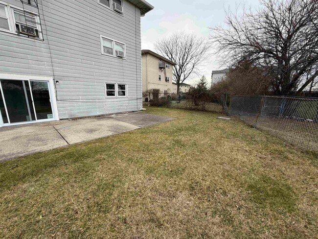 Building Photo - 14 Acorn Rd