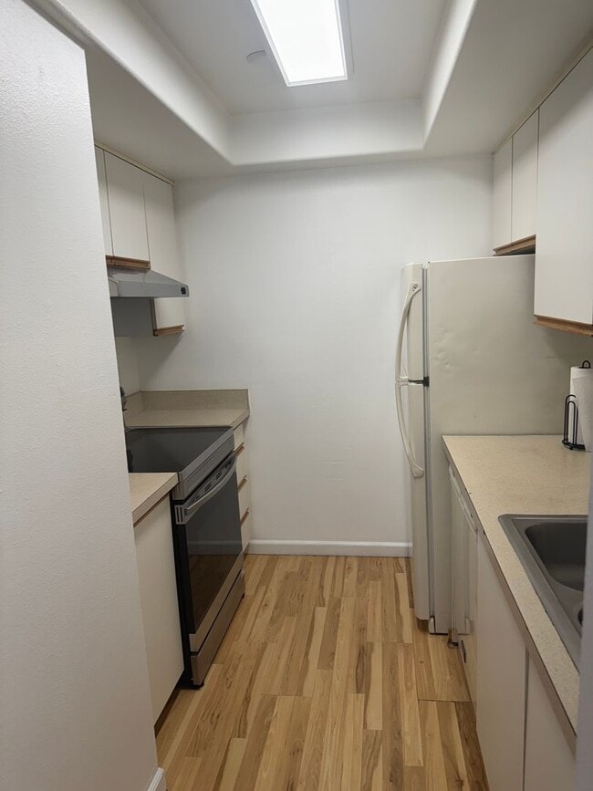 Building Photo - Spacious condo unit in East Anchorage