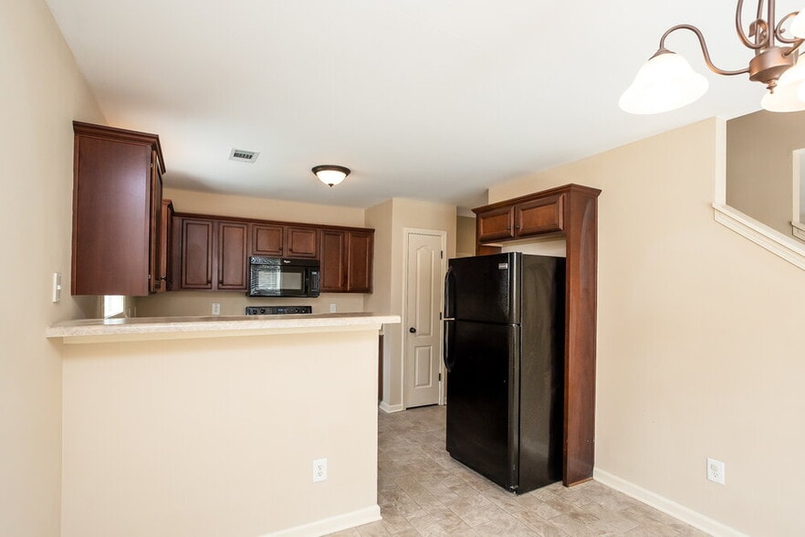 Building Photo - 233 Logan Creek Ln