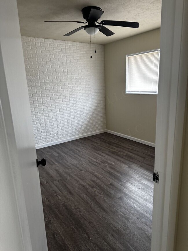 Building Photo - Clark St - Duplex for rent