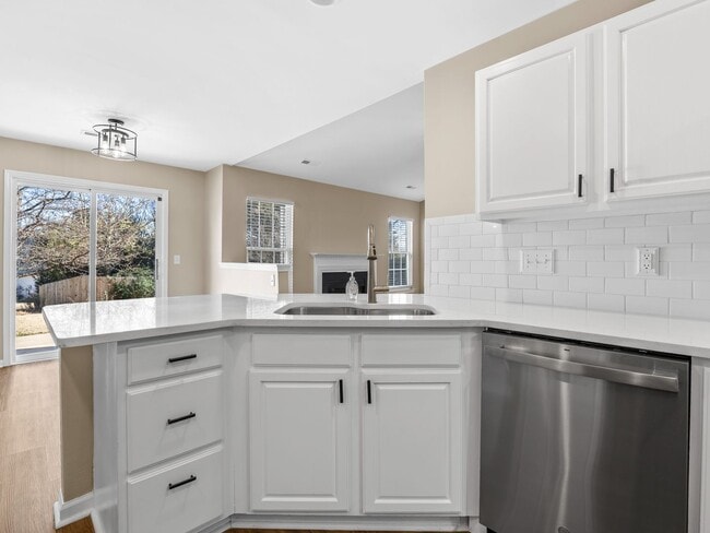 Building Photo - Beautiful 4 bedroom 2 bathroom house ready for you to call home!