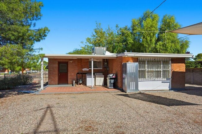 Building Photo - Light-Filled Tucson 2 Bedroom Rental – Move In This November!