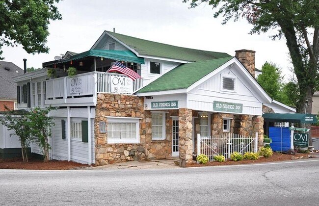 Building Photo - 3867 Hillcrest Dr SE