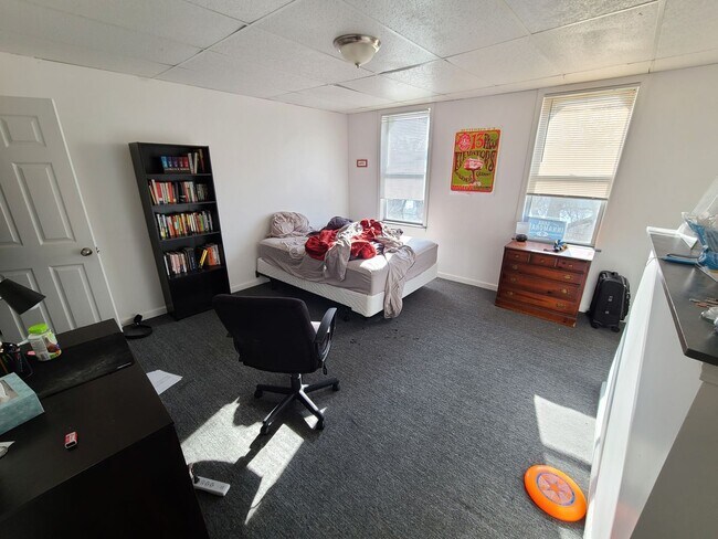 Building Photo - SPACIOUS 4 BEDROOM IN THE HEART OF OAKLAND