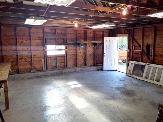 Primary Photo - 2121 5th Ave