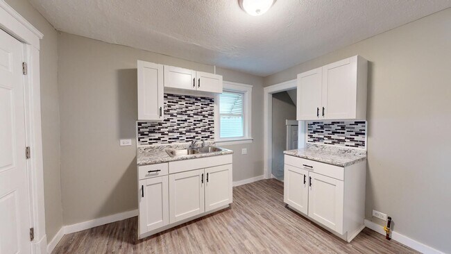 Building Photo - 3 Bed / 1 Bath in Cleveland!