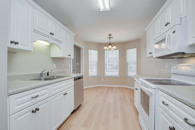 Building Photo - 1215 Pinnacle Dr