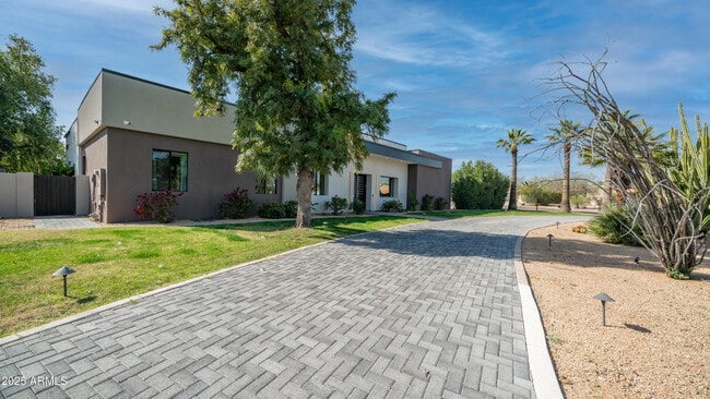 Building Photo - 7417 E Paradise Dr