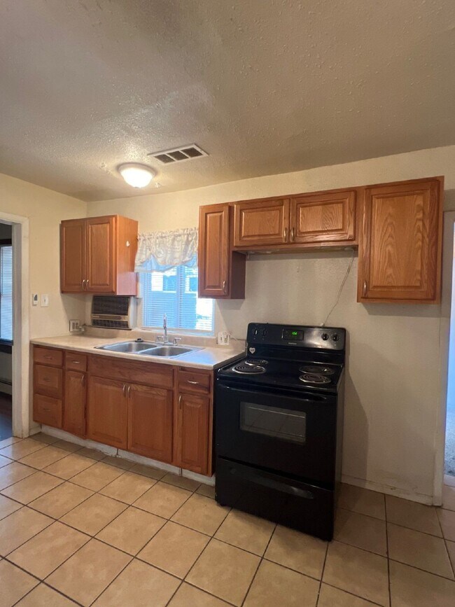 Building Photo - Location, Location, Location! Convenient t...