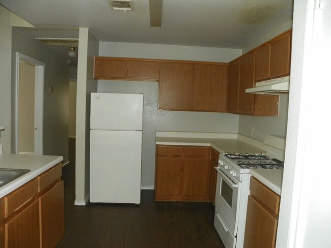 Building Photo - 2221 Creekside Ln