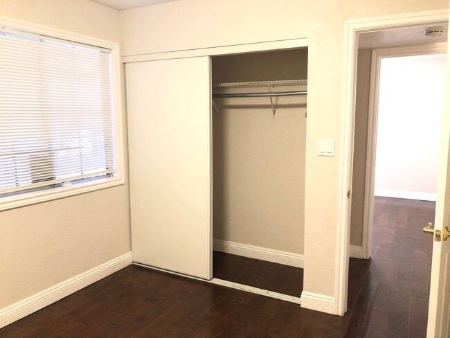 Building Photo - 4 BEDROOM / 2 BATH SINGLE FAMILY HOME W/ CASITA