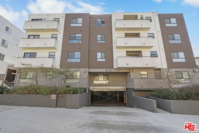 Building Photo - 5030 Rosewood Ave