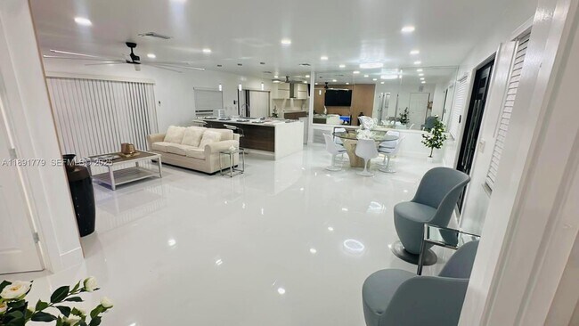 Building Photo - 541 SE 17th Ave