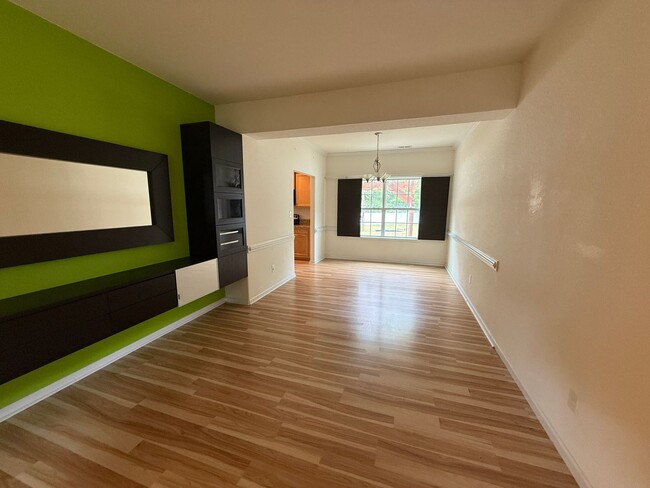 Building Photo - WELL MAINTAINED 4 BEDROOM 2.5 BATHROOM HOME