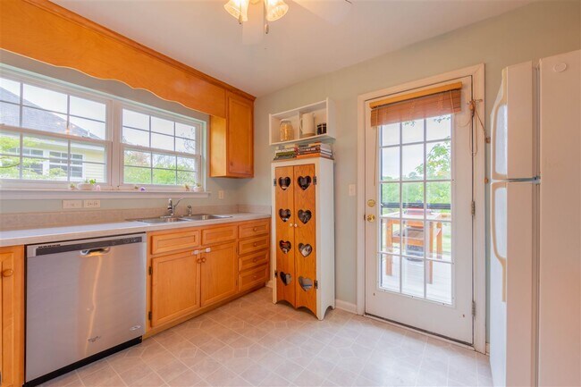 Building Photo - 115 Chisholm Pl