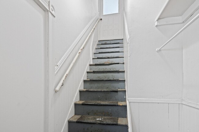 Building Photo - Selling - River Street