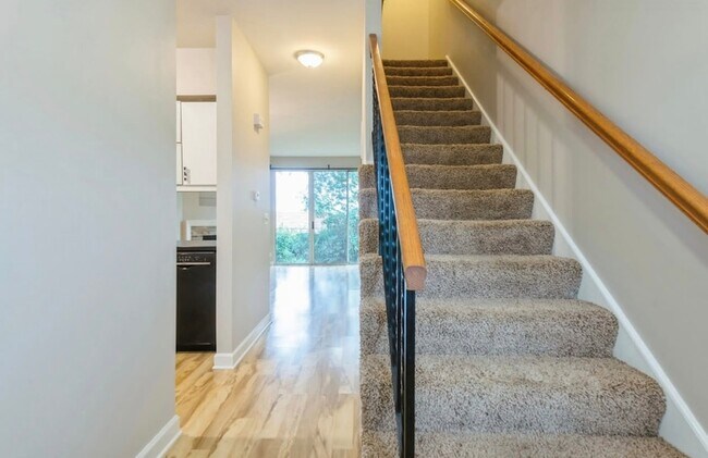 Building Photo - 533 Woodhaven Dr