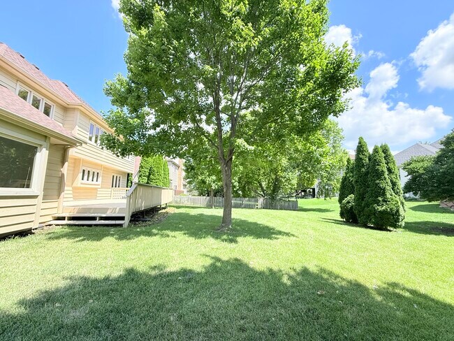 Building Photo - 2318 River Woods Dr