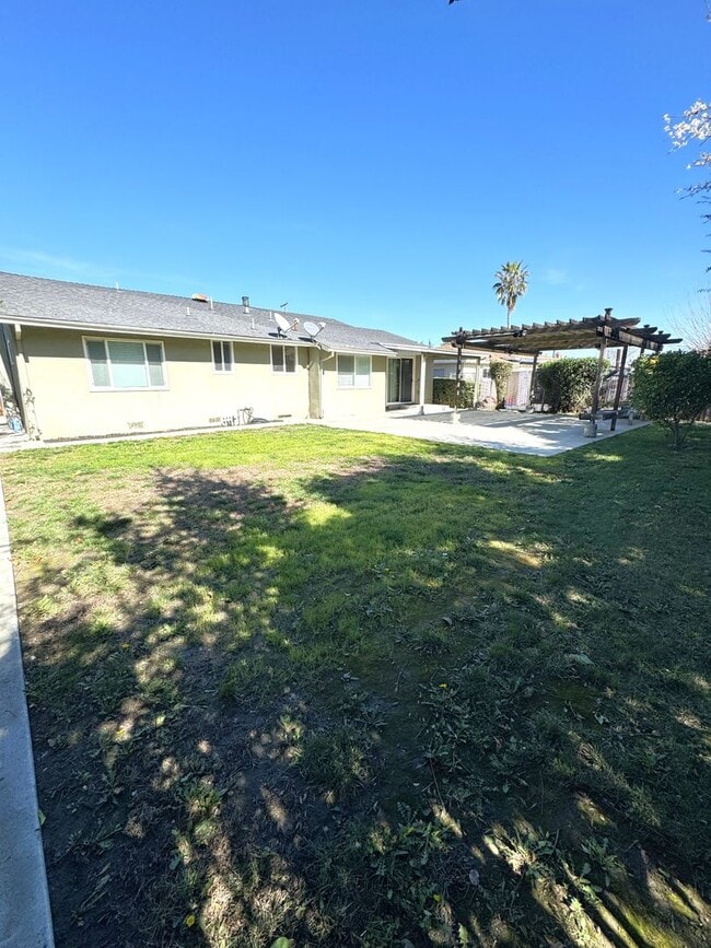 Building Photo - 3-Bedroom Home with Spacious Backyard Available to move in April 1