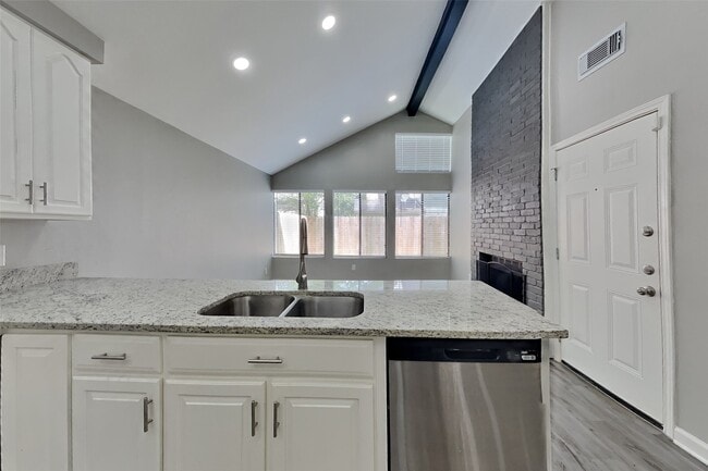Building Photo - 8607 Pines Pl Dr