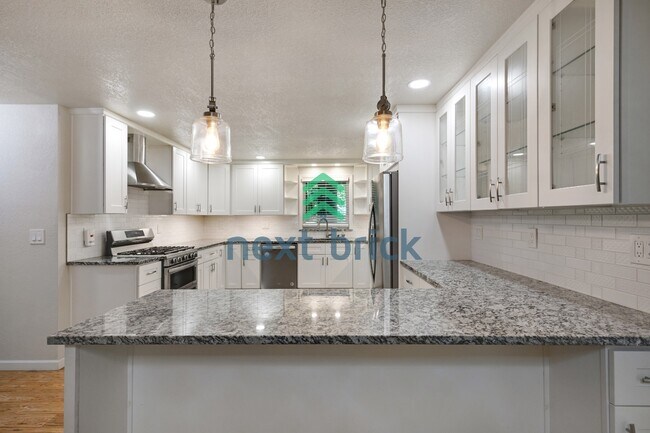 Building Photo - Spacious 5-Bedroom Haven with 3 Full Baths in Redmond – Your Dream Home Awaits!