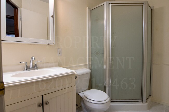 Building Photo - Weekly Rental 2 Bedroom 1 Bathroom on cul-...