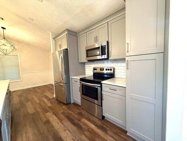 Building Photo - Renovated 3 bedroom 2 bath Ranch