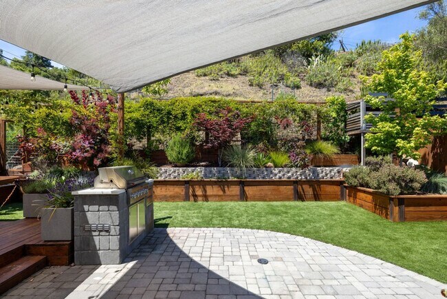 Building Photo - Beautiful Duplex In Highly Desirable San Rafael!