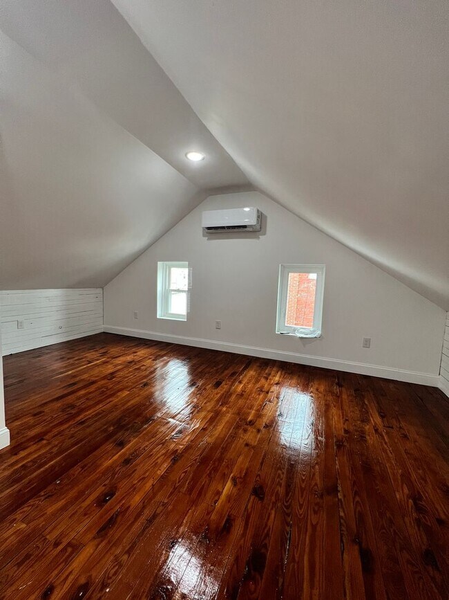 Building Photo - 25 N Poplar St