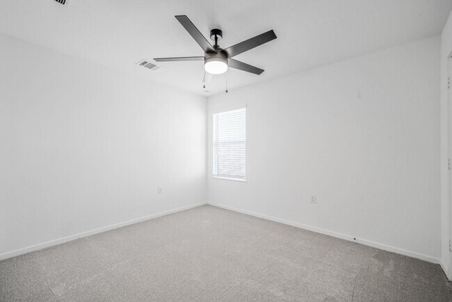 Building Photo - **Experience Modern Living in Valle Sol  T...