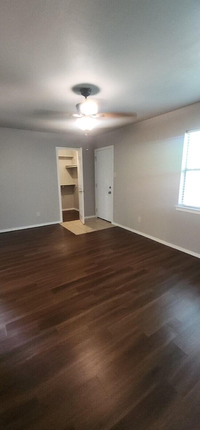 Building Photo - Charming 2 Bed/ 1 Bath Duplex with a Garag...