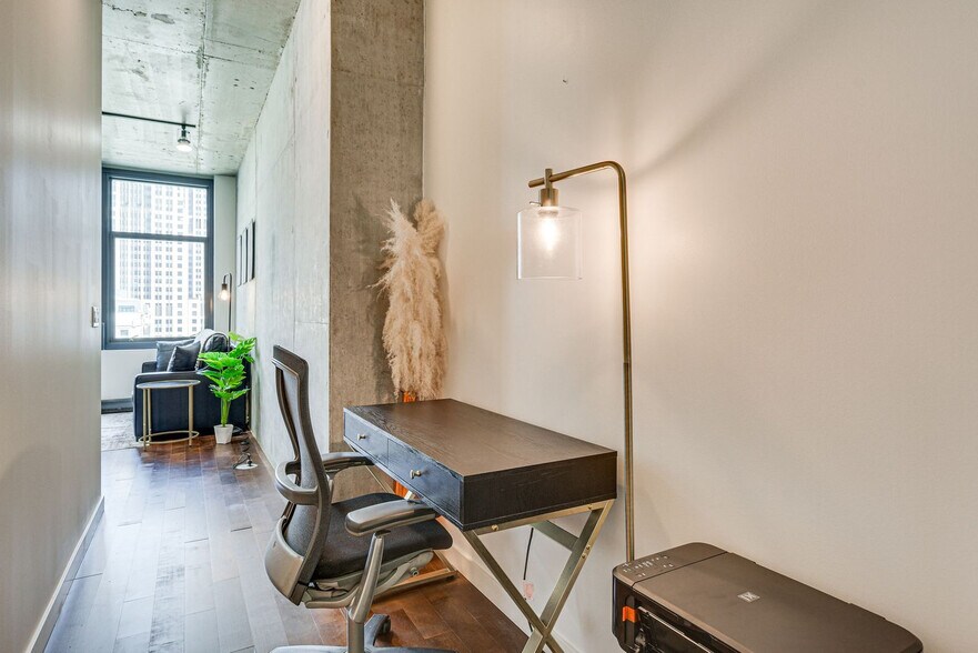 Building Photo - 235 W Van Buren St