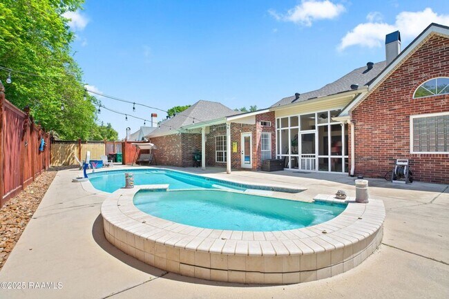 Building Photo - Beautifully updated 4-bedroom, 3-bath prop...